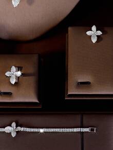 1 Set de Joyería Elegante con Flor de Cuatro Hojas de Circonita Cúbica, Adecuado para que las Mujeres lo Usen en Citas - Plateado - Ver 3
