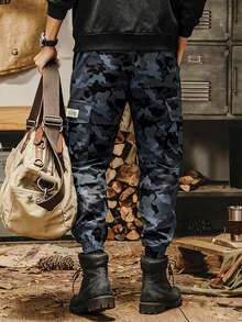 男士休闲迷彩工装裤，100% 涤纶无弹力梭织面料，常规版型，配有抽绳腰部和翻盖口袋，户外工装裤 - 深灰色 - 查看 2