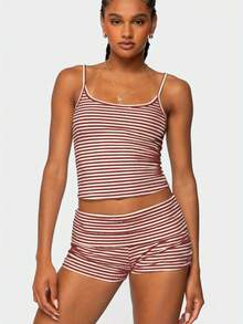 Conjunto de dos piezas para mujer, ideal para el verano: top corto de tirantes con estampado de rayas y shorts con cintura doblada. Conjunto de ropa urbana de moda para discotecas. - Rosa - Ver 2
