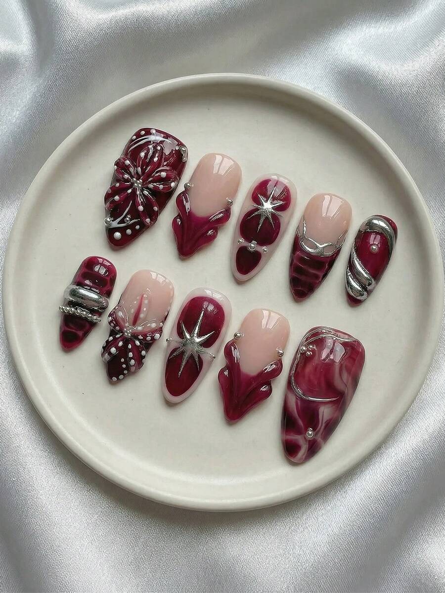 美甲大改造 – Y2K 10片装秋冬中长杏仁形手工按压式美甲贴片，红色渐变波点法式美甲贴片，饰以手绘花朵和水滴形银色3D浮雕、链条、仿珍珠和银珠3D装饰，可拆卸可重复使用美甲套装（包含美甲胶水和指甲锉） – 美白哥特风优雅可爱圣诞美甲用品 - 紅木色 - 查看 1