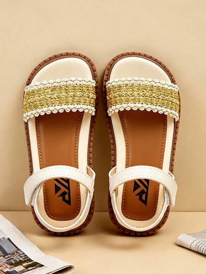 Beige och guldfärgade platta sandaler i vävd konstläder för flickor, elegant lyxig stil, lämplig för sommardagsbruk, festivaler, design, mjuk sula, bekväm, ny ankomst 2026