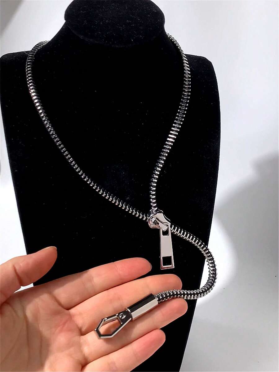 This 1-Piece Exaggerated Retro Round Dragon Bone Zipper Clavicle Chain Necklace Is A Long Necklace For Women. The Classic Design Exudes A Gothic Retro Minimalist Style, Suitable For Both Men And Women. It's Perfect For Layering And Is Also Suitable For Everyday Wear, Making It An Ideal Gift For Friends And Family. Superior Quality, It Showcases Feminine Charm. - 拉鍊項鍊 - 查看 1