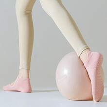 1双防滑无后跟瑜伽袜，普拉提防滑袜，适合室内舞蹈锻炼，女士硅胶防滑普拉提袜 - 彩色 - 查看 3