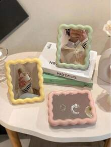 Gương trang điểm để bàn hình lượn sóng 6,7" x 5,3", gương trang điểm du lịch gấp gọn di động, gương trang điểm một mặt treo tường, thiết kế đa năng (có thể để bàn hoặc treo tường), họa tiết lượn sóng dễ thương, lý tưởng cho gia đình, văn phòng, phòng tắm và du lịch - Gương trang điểm nhỏ gọn, nhẹ, họa tiết hoa, trang trí nhà cửa, phù hợp cho phụ nữ, món quà Giáng sinh và Ngày Valentine tuyệt vời. - Nhiều màu - Xem 3