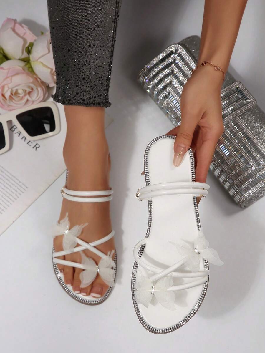 Sandálias de verão modernas com tiras finas cruzadas e aplicações de strass.