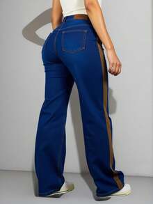Jeans de mezclilla estilo streetwear con corte recto acampanado, costuras a contraste y detalle lateral moderno – Disponible en diferentes colores para combinar con todos tus outfits - Azul GLI-LU-6992ST - Ver 3