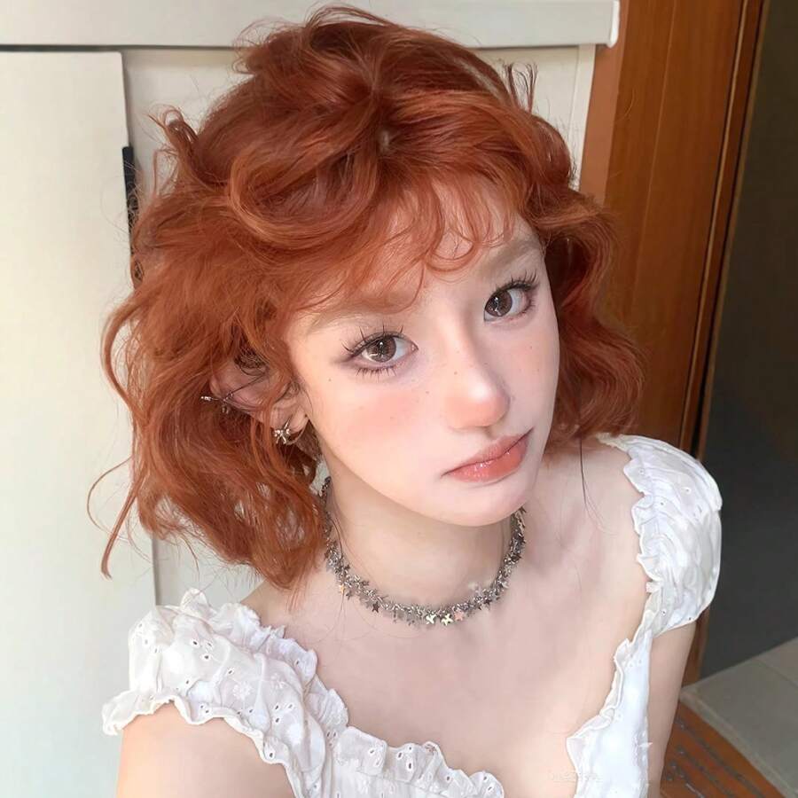 日系オレンジカラーウィッグ ショートヘアドール風 ショートカール 幾字前髪 ウールカール ナチュラル COSフルウィッグ - [ダーティーオレンジ] ヘアネット - チェックする 1