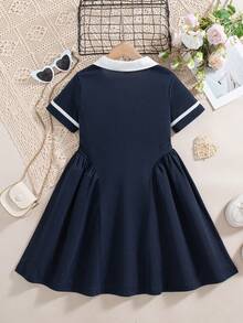 Vestido casual de uso diario para niñas con estampado de corazones, cuello y escote en V de color contrastante, manga corta, longitud hasta la rodilla, para verano - Azul lavado oscuro - Ver 2