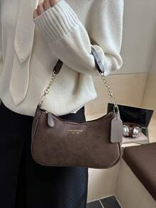 时尚纯色字母百搭简约女士腋下斜挎包，优雅链条单肩包，适合购物、携带钱包，适合年轻女性、大学生、年轻职业女性、上班族女性。是办公室、大学、工作、商务、通勤、户外活动、旅行和短途旅行的理想之选。 - 巧克力棕 - 查看 5
