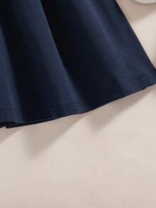 Vestido casual de uso diario para niñas con estampado de corazones, cuello y escote en V de color contrastante, manga corta, longitud hasta la rodilla, para verano - Azul lavado oscuro - Ver 9