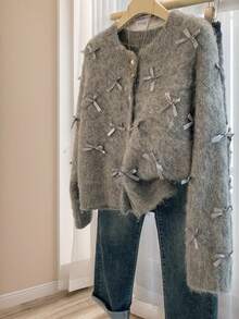 JIANHU 银灰色蝴蝶结装饰针织开衫 - 全身饰有3D蝴蝶结，纽扣闭合，适合圣诞派对、浪漫约会以及秋冬季穿着。