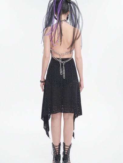 Devil fashion Đầm không tay phong cách Gothic với họa tiết hoa rỗng, trang trí bằng dây xích kim loại.