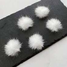 1个白色蓬松圆形绒球 - 柔软，多用途DIY手工材料，适用于头饰装饰、服装点缀和创意项目 - 非常适合业余爱好者和专业人士 - 白色 - 查看 4