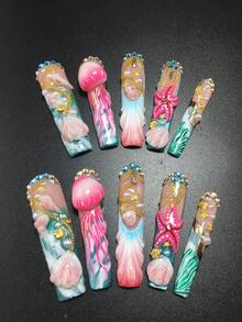 Mỗi bộ gồm 10 miếng acrylic thủ công, có hình dạng như quan tài thời kỳ Y2K. Thiết kế kiểu Pháp được tô điểm bằng đá quý, sóng, dây xích, ngôi sao, sứa, keo dán hình thù độc đáo và các họa tiết cánh hoa, có nhiều màu sắc và tông màu nude để lựa chọn. Ba kích cỡ phù hợp cho các bữa tiệc, dạ hội và sử dụng hàng ngày. Sản phẩm đi kèm với bộ dụng cụ làm móng và là món quà làm móng lý tưởng cho cả phụ nữ và các cô gái. - Nhiều màu - Xem 1