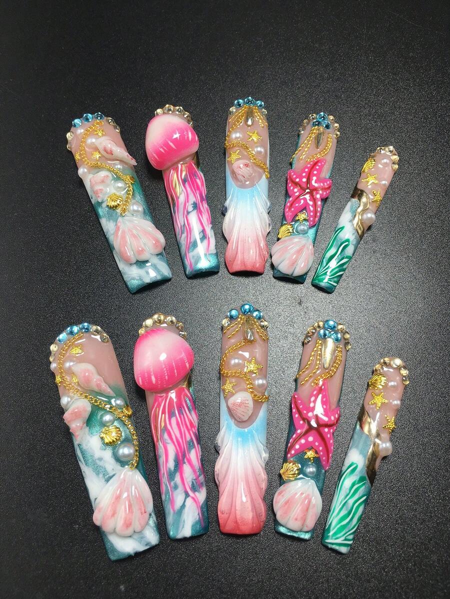 Mỗi bộ gồm 10 miếng acrylic thủ công, có hình dạng như quan tài thời kỳ Y2K. Thiết kế kiểu Pháp được tô điểm bằng đá quý, sóng, dây xích, ngôi sao, sứa, keo dán hình thù độc đáo và các họa tiết cánh hoa, có nhiều màu sắc và tông màu nude để lựa chọn. Ba kích cỡ phù hợp cho các bữa tiệc, dạ hội và sử dụng hàng ngày. Sản phẩm đi kèm với bộ dụng cụ làm móng và là món quà làm móng lý tưởng cho cả phụ nữ và các cô gái. - Nhiều màu - Xem 1