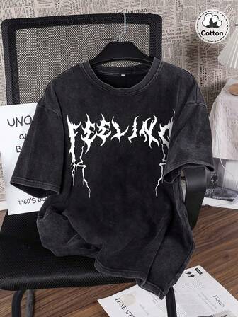 T-shirt graphique style urbain pour hommes, coupe slim légèrement extensible, col rond, manches courtes, noir lavé. T-shirt casual pour la rentrée et le quotidien