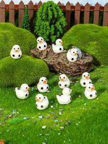 10/20 pezzi Mini figurine in resina a forma di anatra, decorazioni divertenti a tema calcio e animali, adatte per feste a tema sportivo, ideali per fai-da-te, giardini in miniatura, artigianato per micropaesaggi, contenitori di vetro, decorazioni per piante in vaso, interni di auto, decorazioni per la casa, scaffali, salotto, feste a tema, San Valentino, decorazioni per laurea, ottimi anche come regali di compleanno. - Bianco e nero - Visualizzare 7