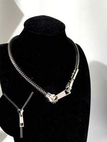 This 1-Piece Exaggerated Retro Round Dragon Bone Zipper Clavicle Chain Necklace Is A Long Necklace For Women. The Classic Design Exudes A Gothic Retro Minimalist Style, Suitable For Both Men And Women. It's Perfect For Layering And Is Also Suitable For Everyday Wear, Making It An Ideal Gift For Friends And Family. Superior Quality, It Showcases Feminine Charm. - 拉鍊項鍊 - 查看 10