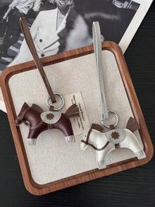 HXXOOS 1件时尚皮革马形挂件包包吊坠酷炫汽车钥匙链，适用于单肩包、手提包、斜挎包、腋下包，是送给女性的绝佳圣诞礼物，也是旅行配件钥匙扣。