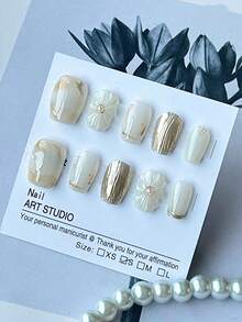 qihangxin 10片手工短款美甲貼片，優雅高端風，3D珍珠花飾，高級融合感，手繪金色，夏季美甲，金色美甲，短甲，方甲，畢業禮物，附工具組，適合日常佩戴與節日送禮，手工穿戴甲 - 金色 - 查看 4