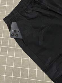 男士迷彩工装裤，带侧袋，休闲常规版型，适合户外活动，轻便透气，适合春秋季穿着。