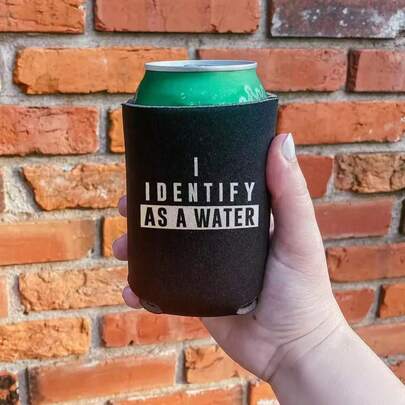 Set de 4 fundas aisladas para latas divertidas | "Me identifico como agua" Portavasos de bebida | Diseño de fondo negro y texto blanco - Regalo perfecto para papá, novio, esposo - Ideal para el Día del Padre o cumpleaños