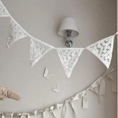 Dây cờ tam giác ren dài 2,4 mét, họa tiết hoa cúc trắng, dây trang trí treo tường phòng ngủ, thích hợp trang trí phòng sinh nhật nữ tính, tiệc cưới, vòng hoa nơ ruy băng, tiệc cô dâu, ngày Valentine, trang trí mùa xuân, cờ tam giác ren trang trí đầu giường, lò sưởi, tiệc độc thân.