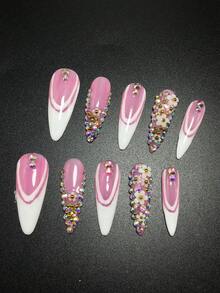 Cada set consta de 10 piezas de placas de uñas acrílicas hechas a mano para tacones de aguja estilo Y2K, diseñadas al estilo francés con rhinestones, pétalos y decoraciones a rayas, disponibles en múltiples tonos y colores nude. 3 tamaños para ajustar, adecuado para Navidad, fiestas, bailes y uso diario. Viene con un kit de uñas, lo que lo convierte en un regalo ideal de uñas postizas para damas y niñas.
