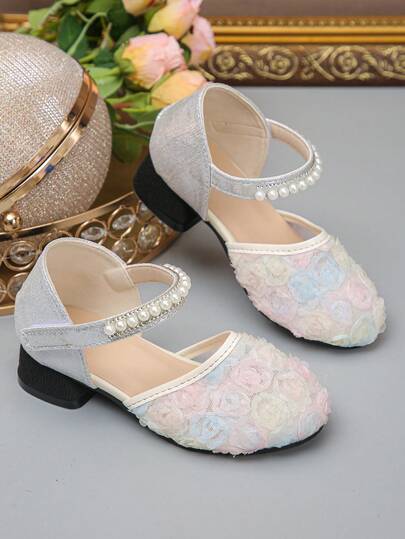 一双公主梦幻时尚高跟凉鞋，百搭设计，适合宴会、演出、度假等场合，是送给孩子的最佳礼物，适合夏季穿着。