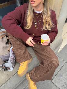 女士纯色休闲长袖开衫，带口袋和纽扣设计，非常适合街头穿搭，也适合秋冬季的办公室、教师、感恩节和圣诞节等场合。 - 酒紅色 - 查看 4