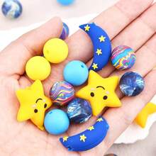 32/42颗卡通日月星硅胶珠套装 - 黄色太阳星星藏蓝色月亮设计 - 非常适合DIY手工制作钥匙扣、项链、手链、装饰笔、珠宝和吊坠 - 适合返校季、万圣节、圣诞节、节日礼物、生日礼物 - 太陽星星月亮 - 查看 3