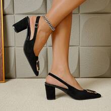 Damskie czarne czółenka na grubym obcasie ze spiczastym noskiem i klamrą - Czarne - Zobacz 9