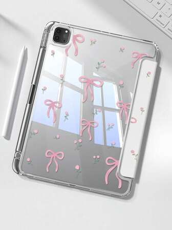 这款精美可爱的粉色花朵字母蝴蝶结保护套，采用双面彩色涂层亚克力透明水晶背板，防震耐用，兼容第七代和第八代（10.2英寸）iPad，也适用于第十代iPad，内置笔槽，支持睡眠唤醒功能，是2026年新年和圣诞节的理想礼物。