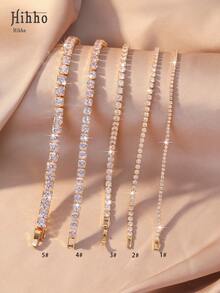Hihho 一条多尺寸锆石网球手链，奢华嘻哈风格，金色底座搭配“密集锆石镶嵌+网球链结构”设计，融合闪耀的嘻哈气息和精致奢华的珠宝质感。适合成熟风格，是日常出行、时尚穿搭和休闲派对的理想之选。
