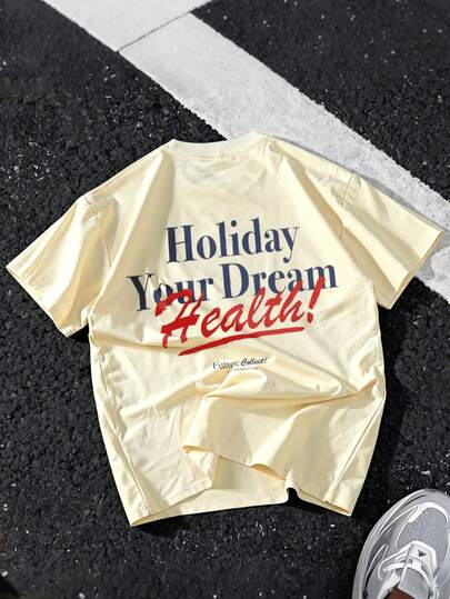 1件卡其色圆领短袖男士T恤，印花T恤，双面英文字母印花，美式休闲复古街头风，适合日常通勤和休闲穿着