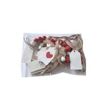 Adorno colgante de San Valentín con cuentas de madera y placa de corazón para envolver regalos en la pared. - vistoso - Ver 2