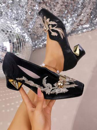 รองเท้าส้นสูงปักลายส้นเหลี่ยมแฟชั่น, ดีไซน์ส้นเหลี่ยมประดับโลหะ, หรูหราและใส่สบาย, เหมาะสำหรับใส่ทำงาน, ปาร์ตี้และโอกาสที่เป็นทางการ, ยกระดับลุคโดยรวม, เข้ากันได้ดีกับชุดเดรสหรือชุดทำงานต่างๆ [รองเท้าผู้หญิง] [รองเท้าส้นสูง] [ดีไซน์ปักลาย]