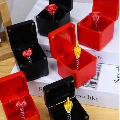 Boîte cadeau à main pop-up surprise - Jouet de farce parfait pour les adultes ! Cette drôle de statue de main de farce peut être un cadeau de Noël/anniversaire amusant, idéal pour ajouter de l'amusement aux fêtes, aux rassemblements en famille (parents/conjoint) et entre amis - une excellente farce pour les amateurs d'humour !