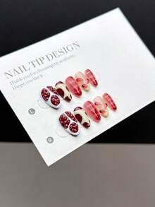 10片纯手工制作的可佩戴人造指甲贴片，短款杏仁形，按压式设计，风格独特时尚。它融合了手绘不对称线条、红色蛇皮纹路以及法式贴片，并饰以手绘立体不对称水滴图案。美甲用品 - 彩色 - 查看 4