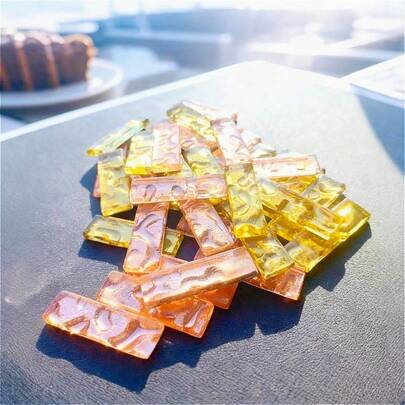 Pacote com 100g de tijolos de vidro mosaico com textura de girassol, superfície côncava-convexa eletrodepositada, em tons de dourado e rosa mesclados. Ideal para decoração de casa, ambientes, espelhos, artesanato, decoração externa, arte, cenários, paredes e bares, confecção de joias DIY. Material de vidro solúvel.