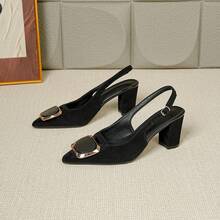 Damskie czarne czółenka na grubym obcasie ze spiczastym noskiem i klamrą - Czarne - Zobacz 7