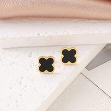 两枚四叶草耳环，采用不褪色不锈钢材质，时尚小众设计，女士轻奢高端配饰，送给女性朋友的礼物。