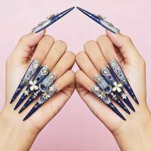 Mia Nails 10 PCS Handmade Stiletto Shape Press-On Nails | Y2K Gothic Luxury Deep Navy Blue & Sheer Nude Acrylic Nails, 3D Rhinestone Butterfly, Four-Leaf Clover, Star Charm, Heart Rhinestone Frame & Vintage Ornate Rhinestone Embellished (Gold Rose & Pearl Frame Inspired) | Perfect For Festival, Goth Event, Prom, Halloween, Date Night, Girls Trip & Daily Wear - 彩色 - 查看 5