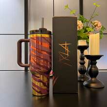 [Main Image Style]Say Goodbye To Frequent Refills! Unique Bottle Design With Pattern. 40oz. Large Capacity Straw Cup. Suitable For Car Use, Office, Fitness, And Outdoor Activities. Long-Lasting Cold Preservation. Leak-Proof And Non-Splash. Elegant Appearance.The Top Choices For Holiday Gifts: Souvenirs Or (For Oneself/Family And Friends), Handcrafted Presents, Graduation Gifts, Valentine's Day Gifts, Halloween Gifts, Christmas Gifts, Thanksgiving Gifts, Birthday Gifts And New Year Gifts. - Nhiều màu - Xem 4