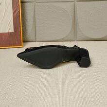 Damskie czarne czółenka na grubym obcasie ze spiczastym noskiem i klamrą - Czarne - Zobacz 4