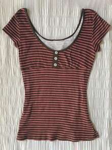 年轻女士新款T恤，ins风红棕条纹Y2K大U领蕾丝T恤，纽扣装饰修身短袖复古甜辣小众百搭休闲夏季上衣 - 彩色 - 查看 2