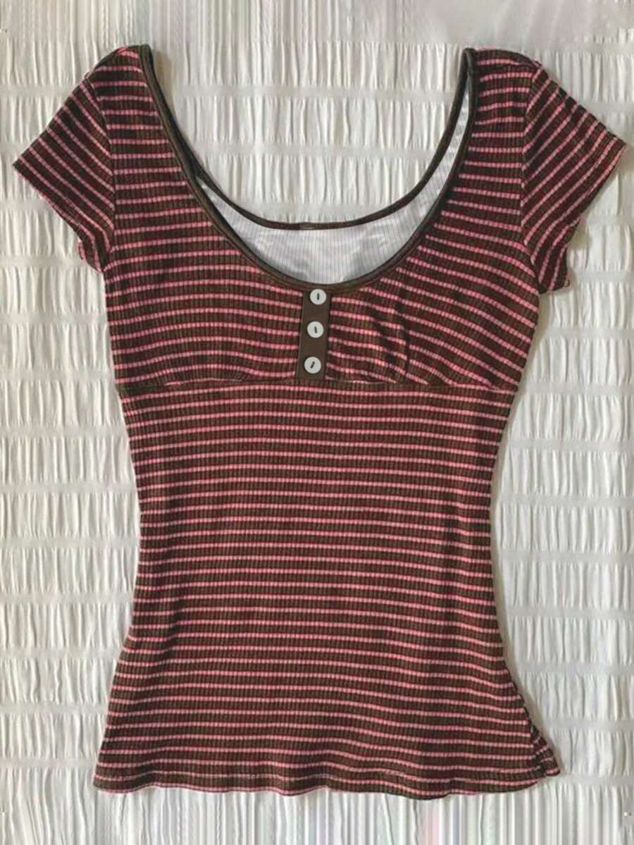 年轻女士新款T恤，ins风红棕条纹Y2K大U领蕾丝T恤，纽扣装饰修身短袖复古甜辣小众百搭休闲夏季上衣