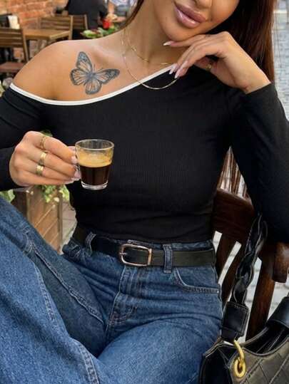 这款高弹修身短款不对称领长袖T恤，适合秋季、冬季、春季穿着，也适合度假、上学、居家、日常、街头、摄影等场合，风格简约、Y2K、休闲、学院风、街头风、职场，可爱性感，也适合情人节/新年、春季、冬季等场合，是新年穿搭的理想之选，时尚百搭。