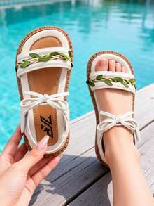 2025夏季新款，适合3-12岁女孩，米色3D绿色叶子编织蝴蝶结，PU皮革防滑耐用，宽踝带单带露趾平底凉鞋，清新田园风格，适合日常休闲、夏季泳池和海滩穿着，本季热销单品。 - 綠色 - 查看 2