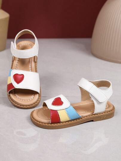 1 par de sandalias planas de verano para niñas, diseño de bloque de color en forma de corazón, suela suave y cómoda, adecuadas para el uso casual en la playa y los viajes de verano de las niñas